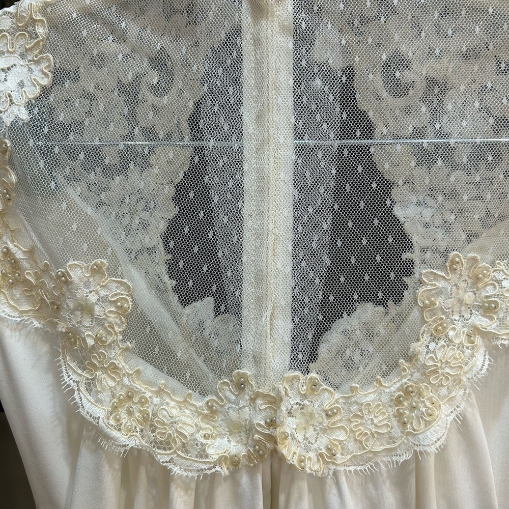 Vintage Ivory Lace Bridal Gown with train no size tag XS? Has union tag 70’s - Picture 8 of 16